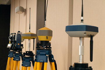 Geodetic radio receivers for determining geographic coordinates. Selective focus on receiver in...