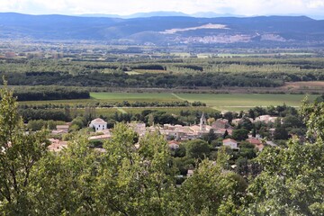 Fototapeta premium Vue d'ensemble du village typique de Allan dans la Drôme provençale, ville de Allan, département de la Drôme, France
