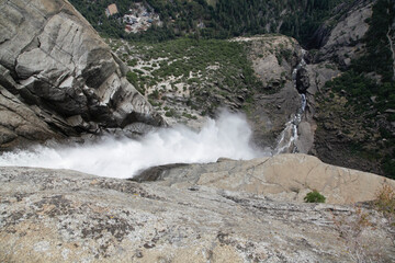 頂上より見下ろすヨセミテ滝
