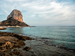 Paisaje con un cielo con nubes de la costa y del peñon de Ifach en la ciudad costera de Calpe
