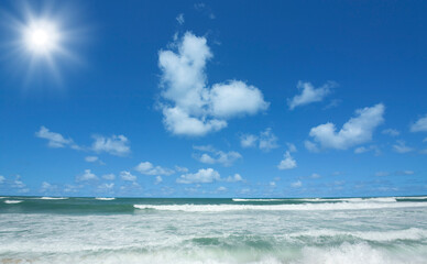 Fototapeta na wymiar ビーチと波と雲と太陽