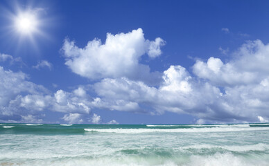 ビーチと波と雲と太陽