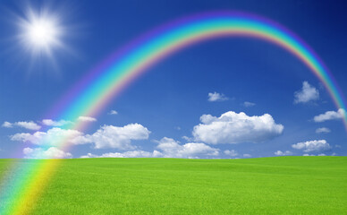 Naklejka premium 緑の草原と雲と虹と太陽