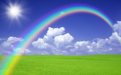 Naklejka premium 緑の草原と雲と虹と太陽