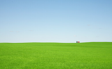 草原の赤い屋根の家