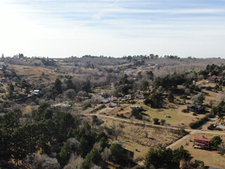 Fototapeta na wymiar Vista aérea panorámica desde un dron de una pequeña villa en un valle.