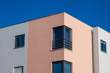Fototapeta na wymiar Edifício minimalista com janelas