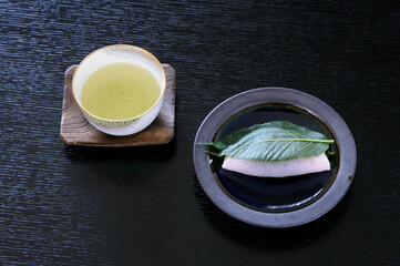 テーブルに置いた桜餅とお茶