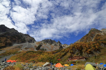 紅葉の涸沢カールのテント場の風景 ( Beautiful landscape with autumn leaves at the...