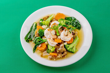 Noodles with shrimp in gravy sauce