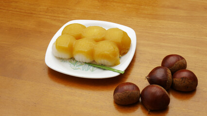 木のテーブルにおいている栗あんだんご