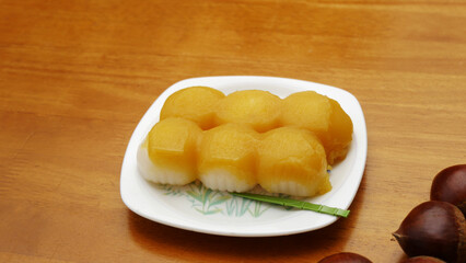 木のテーブルにおいている栗あんだんご