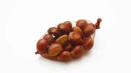 茶色い網にはいっている栗