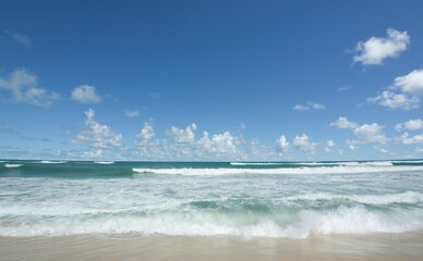 ビーチと波と雲