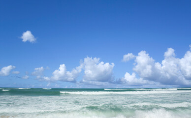 Fototapeta na wymiar ビーチと波と雲