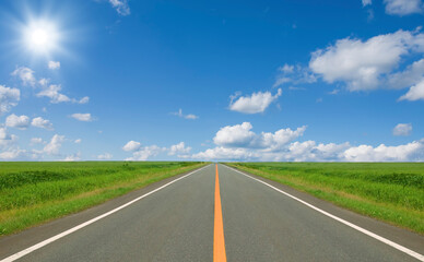 Fototapeta premium 草原の直線道路と雲と太陽