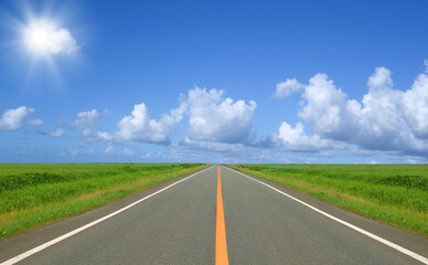 Fototapeta premium 草原の直線道路と雲と太陽