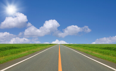 Fototapeta premium 草原の直線道路と雲と太陽