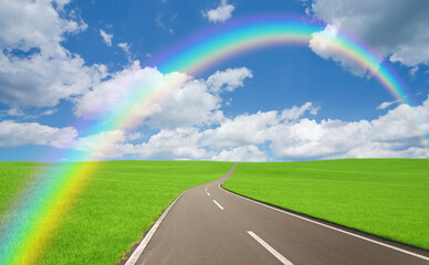 Naklejka premium 草原の道と雲と虹