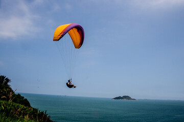 para-quedas morro da caixa d'água
pára-quedas, céu, para-pente, esporte, parapente, mosca, extremado, azul, mar, aventura, afinar, praia, liberdade, divertimento, espiráculo, deslizar, voo, alto, molh