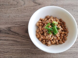 小鉢に入ったネギ入り納豆　テーブルの上