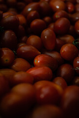 cajon de tomates cherry amarillo y rojo en verduleria cordoba argentina