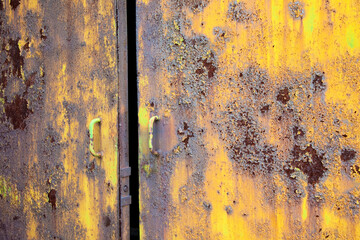 腐食した鉄扉の質感