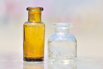 二つ並んだ小さな小ビン