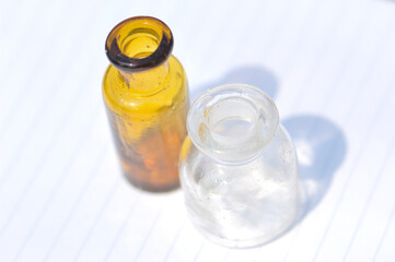 二つ並んだ小さな小ビン