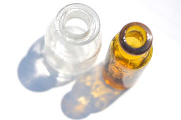 二つ並んだ小さな小ビン