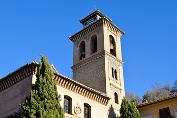 Fototapeta na wymiar campanario de una iglesia de Granada con características árabes