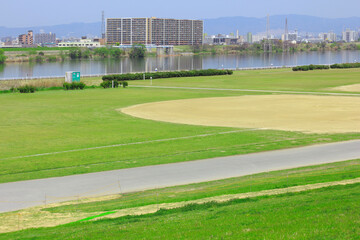 淀川の河川敷公園の野球場