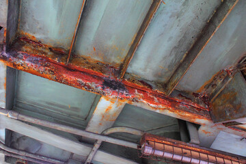 歩道橋の錆びた鉄骨