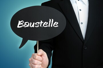 Baustelle. Mann (Anwalt) hält Schild mit Beschriftung. Sprechblase mit Text (deutsch). Hintergrund blau