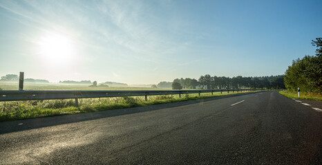 Ländliche Landstraße im Morgen Nebel