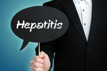 Hepatitis. Mann (Anwalt) hält Schild mit Beschriftung. Sprechblase mit Text (deutsch). Hintergrund blau