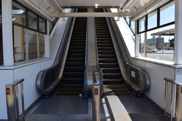 Fototapeta premium エスカレーター 鉄道駅構内