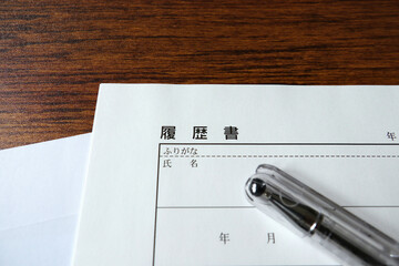 履歴書と封筒とペン