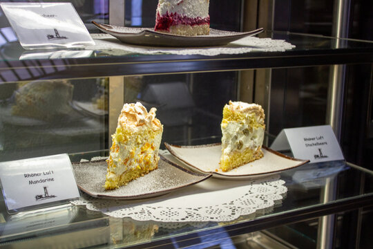 Kuchen Torte in Auslage Glasvitrine