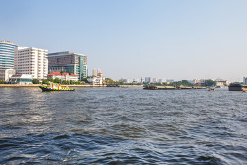 Obraz premium Cargo ship in the Chao Phraya river in Bangkok, Thailand