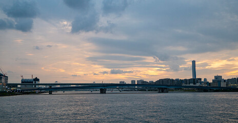 夕焼け・橋・都市景観