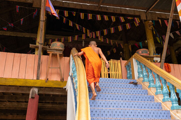 Naklejka premium Cambogia, giovane monaco sale le scale del tempio 