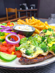 Schnitzel Salat Pommes