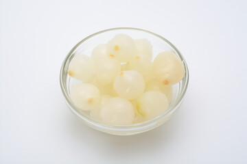 Cebolletas, encurtidos en un bol de cristal