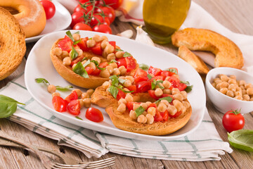 Friselle with tomatoes and chickpeas. 