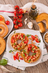 Friselle with tomatoes and chickpeas. 