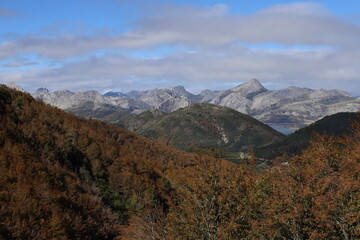 Castilla y León. León. Riaño. El otoño es la estación más dulce, y las flores que perdemos las ganamos en frutos. (Samuel Butler)