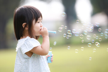 しゃぼん玉で遊ぶ女の子