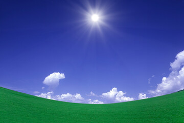 緑の草原と雲と太陽