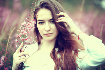 Naklejka premium pink flowers hairgirl model / beautiful glamorous fashion model in the field nature summer